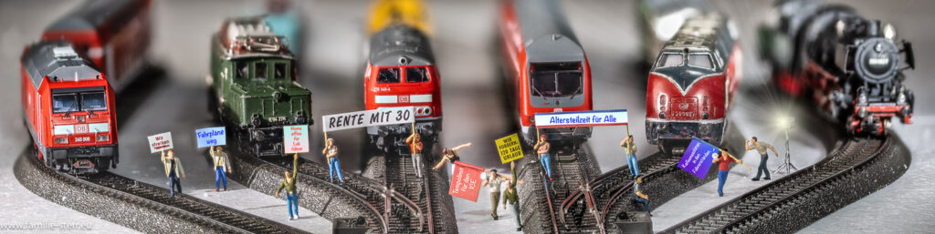 Streikende mit Plakaten legen den Bahnverkehr lahm und blockieren die Züge
