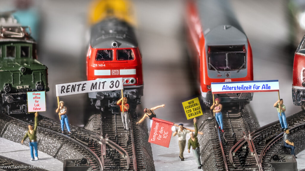 Streikende mit Plakaten legen den Bahnverkehr lahm und blockieren die Züge