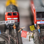Streikende mit Plakaten legen den Bahnverkehr lahm und blockieren die Züge