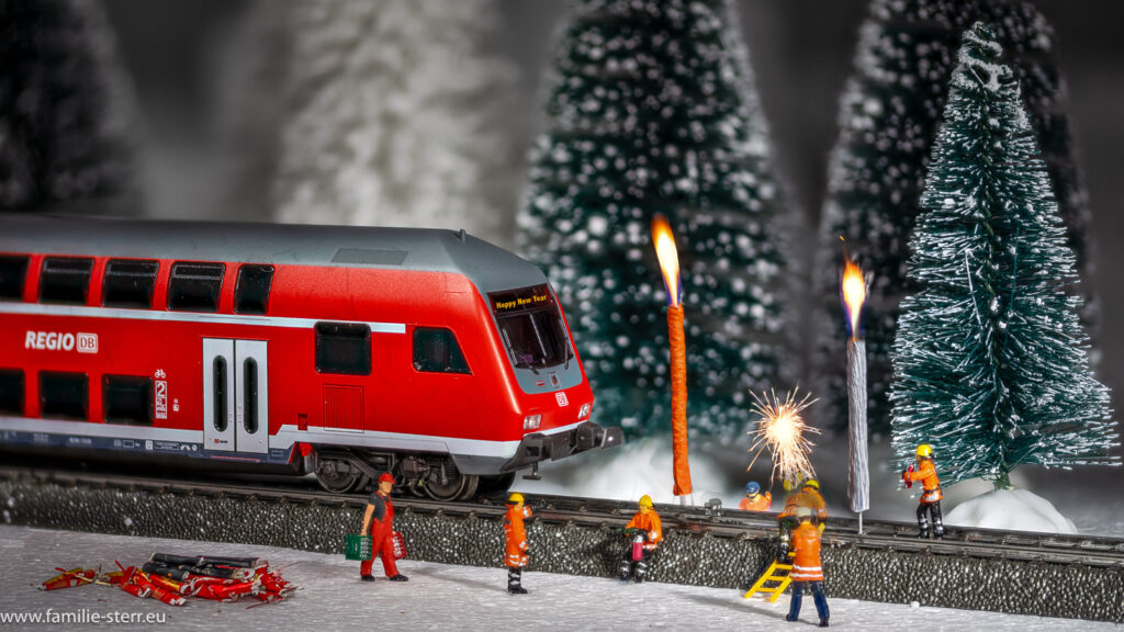 Feuerwehreinsatz bei einem Regiozug der Bahn wg Feuerwerkskörpern im Gleis