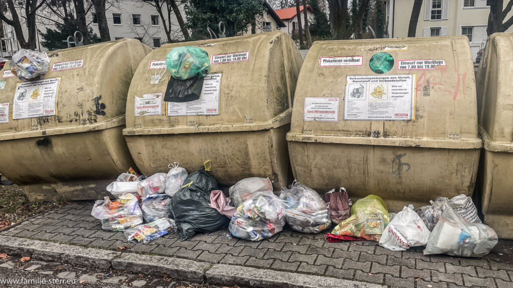 Müll, abgelagert vor den Containern an einer Wertstoffsammelstelle in München