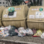 Müll, abgelagert vor den Containern an einer Wertstoffsammelstelle in München
