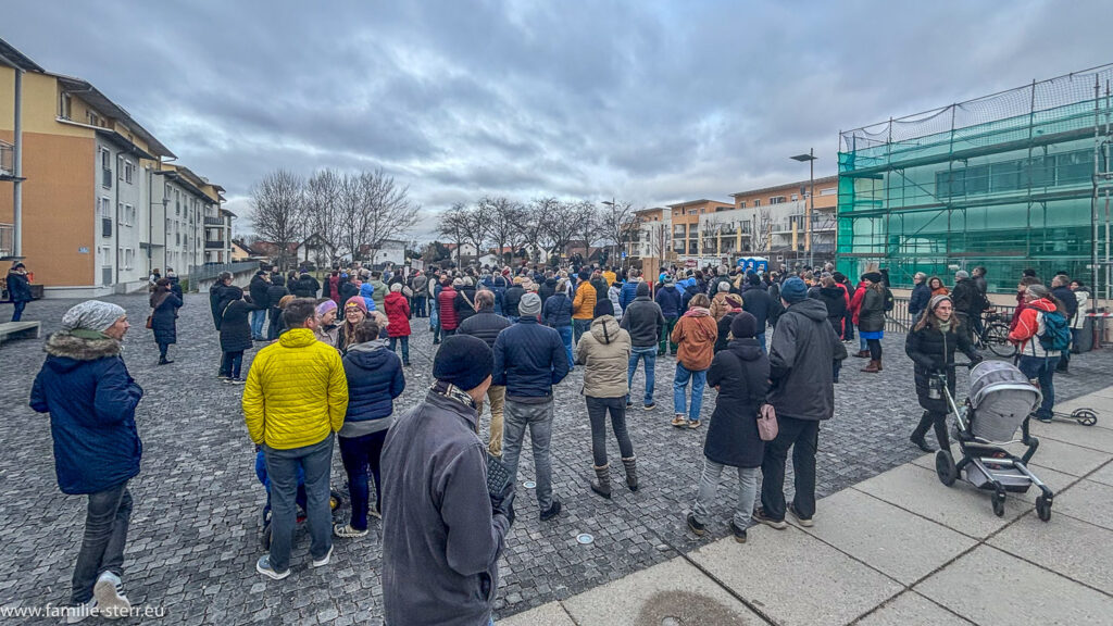 Hallbergmoos ist bunt - Demo am Rathausplatz in Hallbergmoos gegen rechts am 04.02.2024