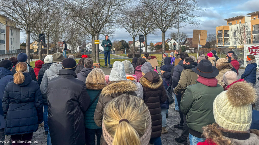 Hallbergmoos ist bunt - Demo am Rathausplatz in Hallbergmoos gegen rechts am 04.02.2024