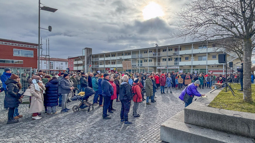 Hallbergmoos ist bunt - Demo am Rathausplatz in Hallbergmoos gegen rechts am 04.02.2024