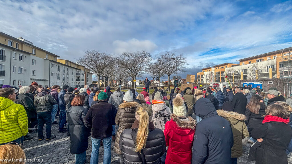 Hallbergmoos ist bunt - Demo am Rathausplatz in Hallbergmoos gegen rechts am 04.02.2024