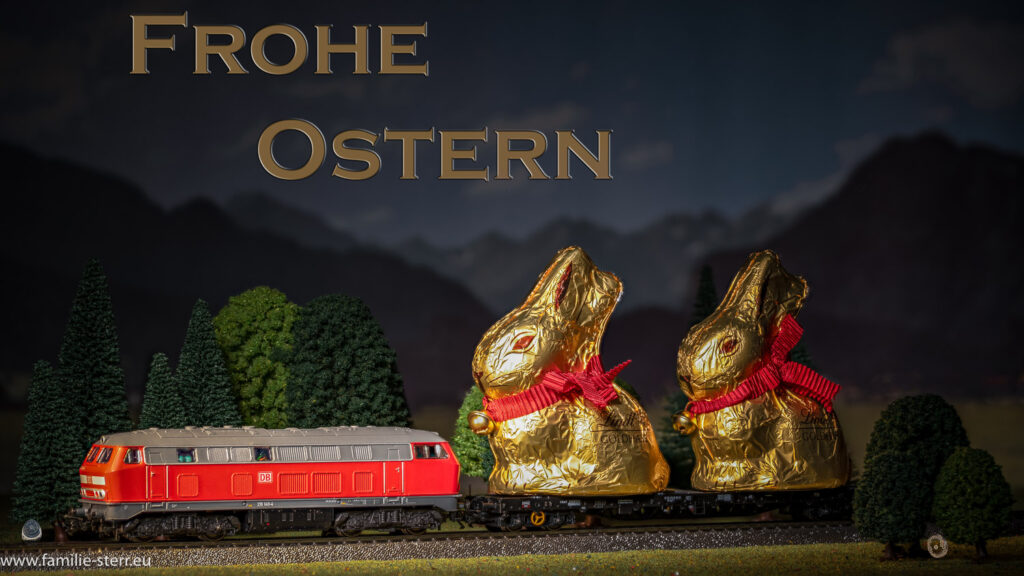 Frohe Ostern - 2 Schokoladen-Soerhasen fahren nachdem sie die Eier versteckt haben mit dem Zug nach Hause