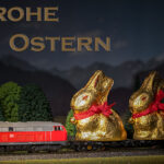 Frohe Ostern - 2 Schokoladen-Soerhasen fahren nachdem sie die Eier versteckt haben mit dem Zug nach Hause