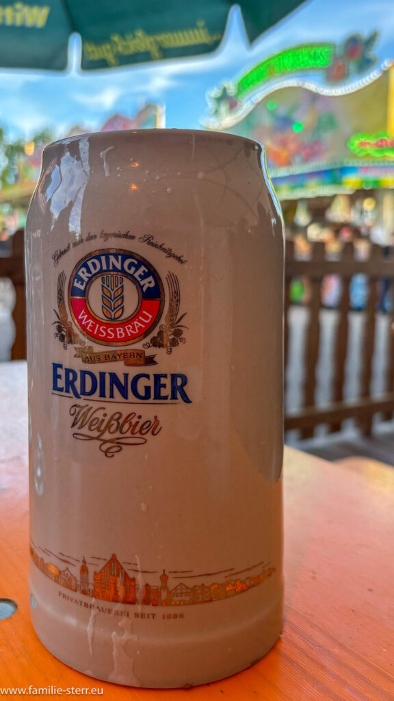 ein Steinkrug mit einer Maß Weißbier auf der Hallberger Wiesn 2024