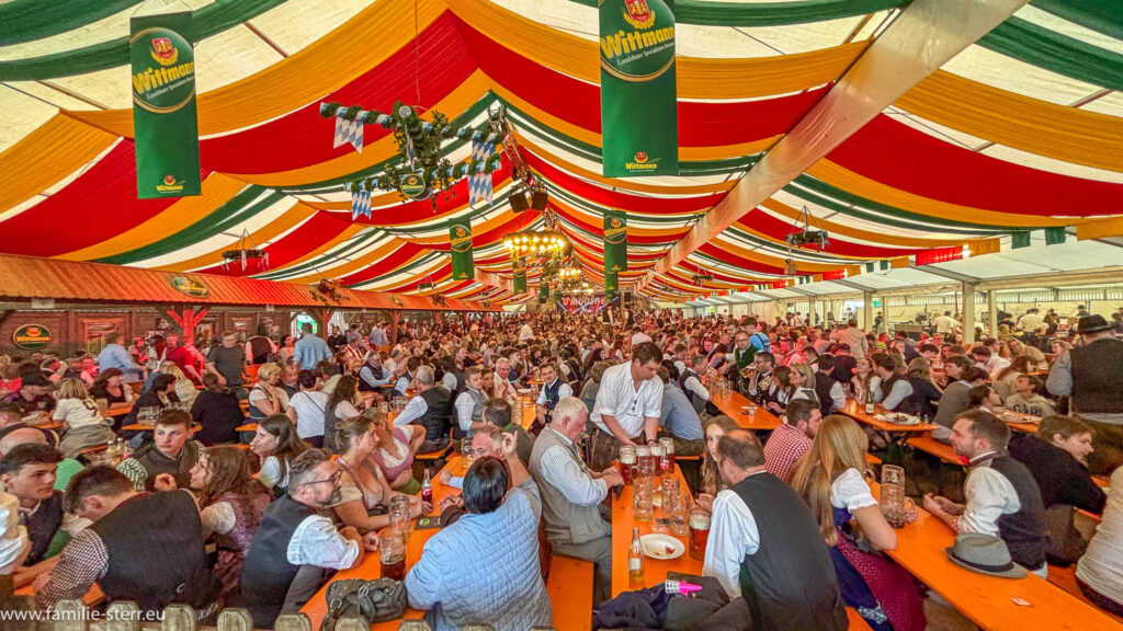 Hochbetrieb im Festzelt auf dem Hallbergmooser Volksfest 2024