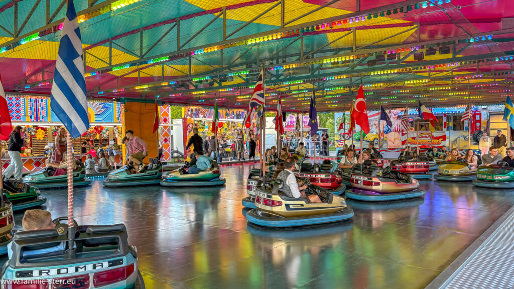 Autoscooter auf dem Volksfest Hallbergmoos