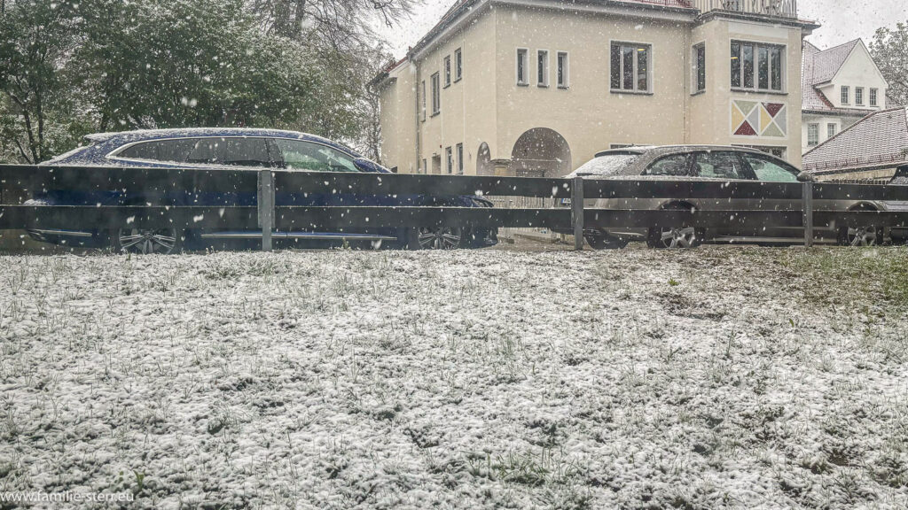 Schnee liegt im Garten vor dem Büro im April 2024