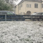 Schnee liegt im Garten vor dem Büro im April 2024