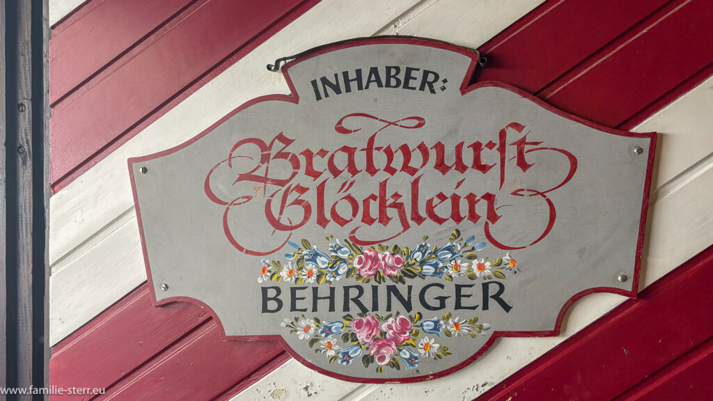 Schild an der Türe zum Bratwurst-Glöcklein im Nürnberger Handwerkerhof