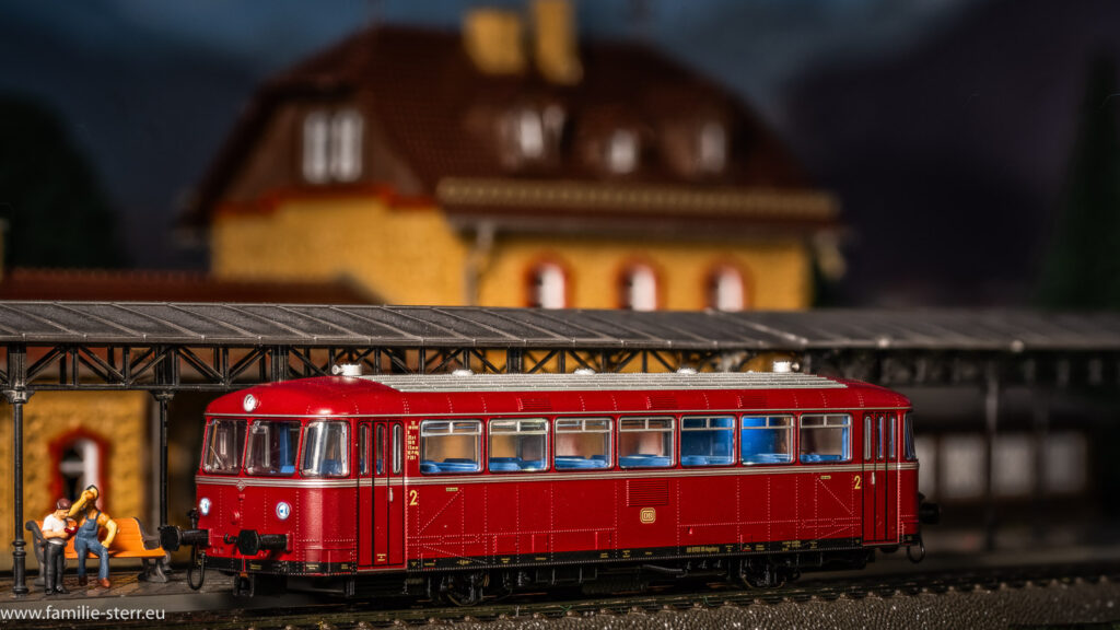 ein H0 - Schienenbus im Bahnhof