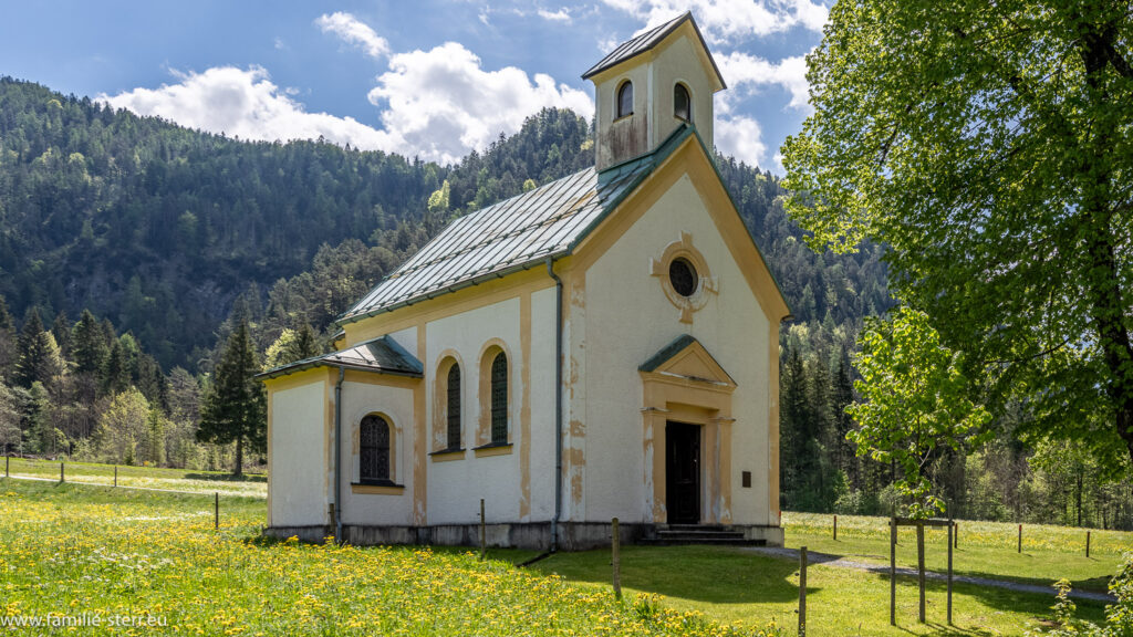 Seehofkapelle bei Achenkirch in Tirol an einem traumhaft schönen Fühlingstag