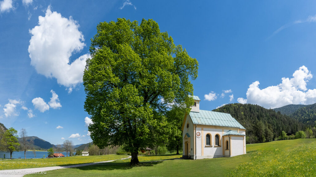 Außenansicht der Seehofkapelle am Achensee in Tirol an einem wunderbar sonnigen Tag