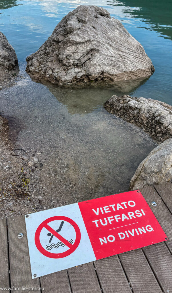 Hinweisschild "tauchen verboten" an einer ungewöhnlichen Stelle