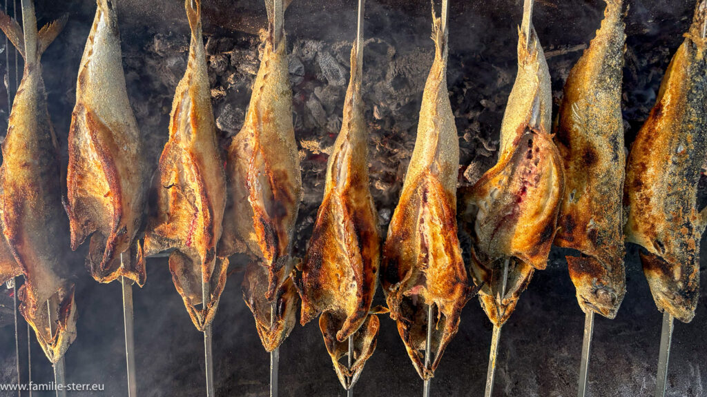 Makrelen als Steckerlfisch beim Fischerfest 2024 in Hallbermoos über dem Holzkohlengrill