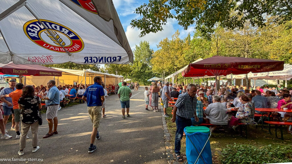 das halbe Dorf ist anwesend beim Fischers am Graf-von-Hallberg-Platz in Hallbergmoos
