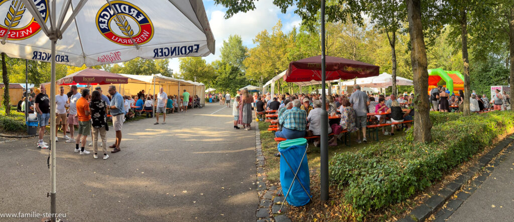 das halbe Dorf ist anwesend beim Fischers am Graf-von-Hallberg-Platz in Hallbergmoos