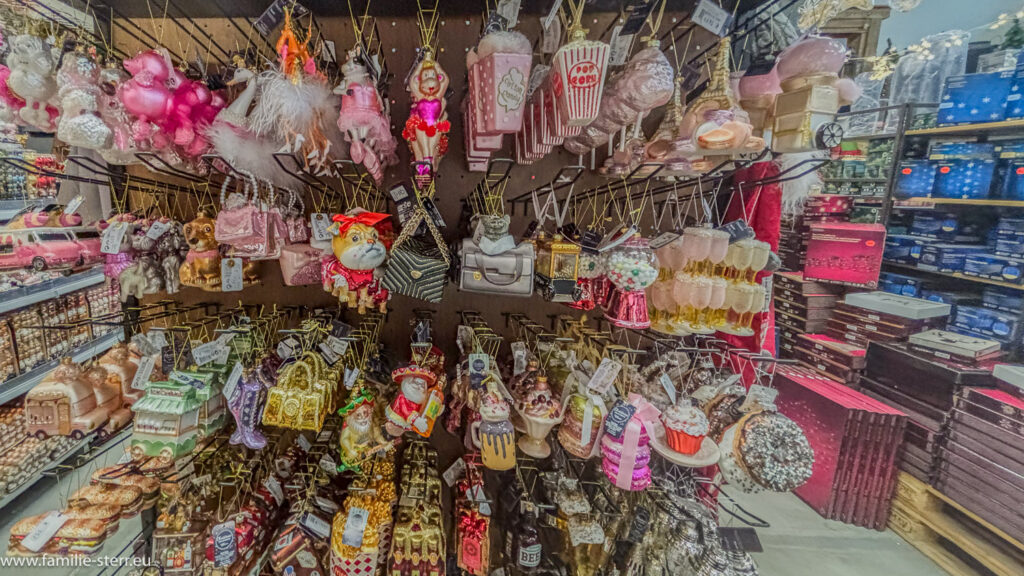 Regale voller Weihnachtsdekoration beim Schirsch - Lagerverkauf 2024