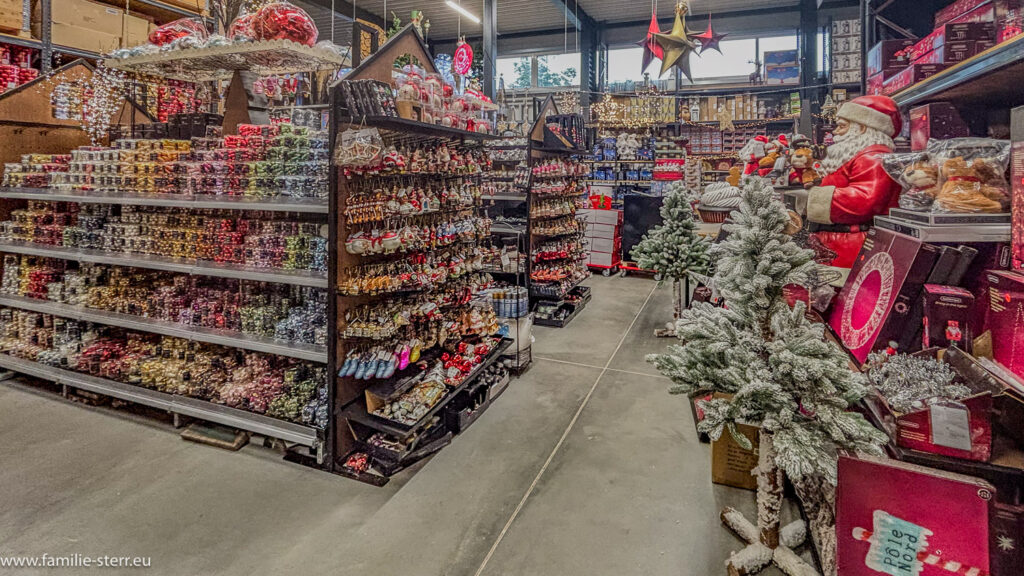Regale voller Weihnachtsdekoration beim Schirsch - Lagerverkauf 2024