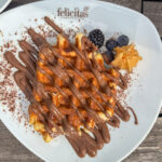 eine Waffel mit hausgemachter Schokoladensoße in der Konfiserie Felicitas im brandenburgischen Hornow
