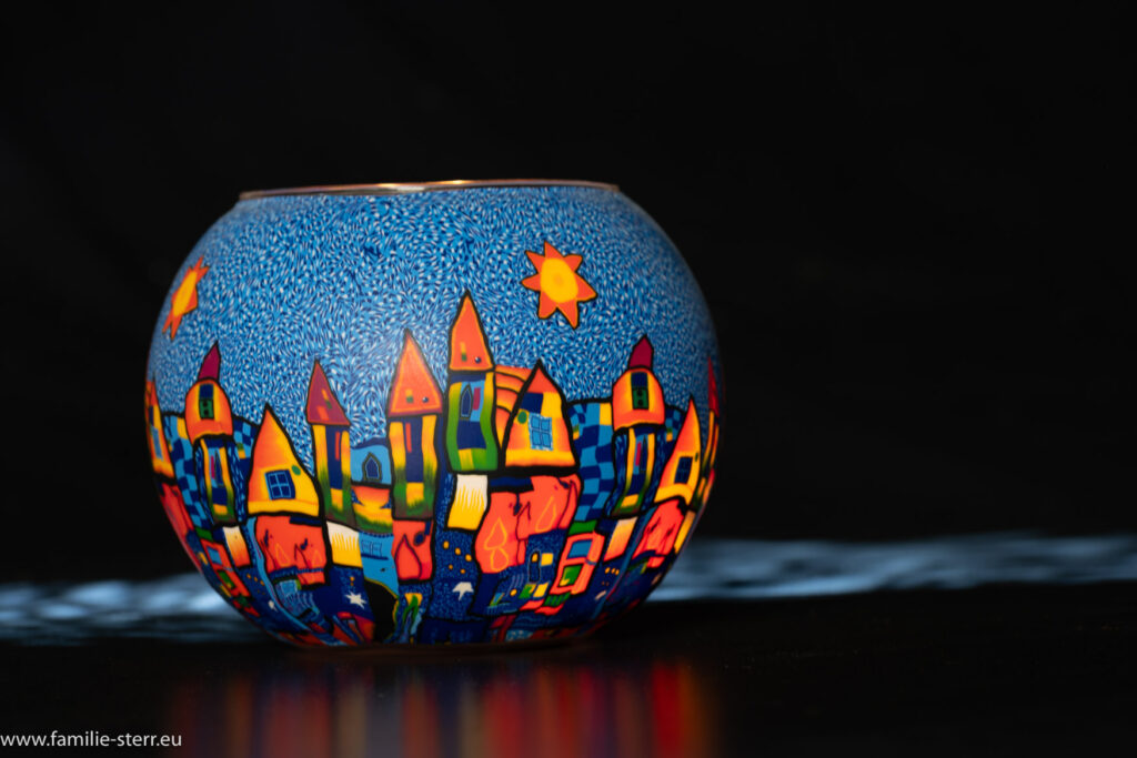 Weihnachtliche Glaskugel als Kerzenleuchter mit einem an Hundertwasser erinnernden Motiv