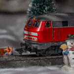 eine Märklin - Lok der Baureihe 2018 fährt durch den winterlichen Wald in unserem Weihnachtsdorf