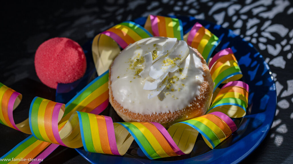 ein Kokos - Krapfen der Bäekerei Neulinger aus München