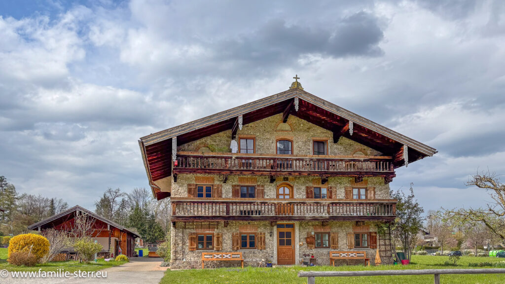 ein altes Bauernhofgebäude bei Brannenburg am Bahnhof der Wendelsteinbahn