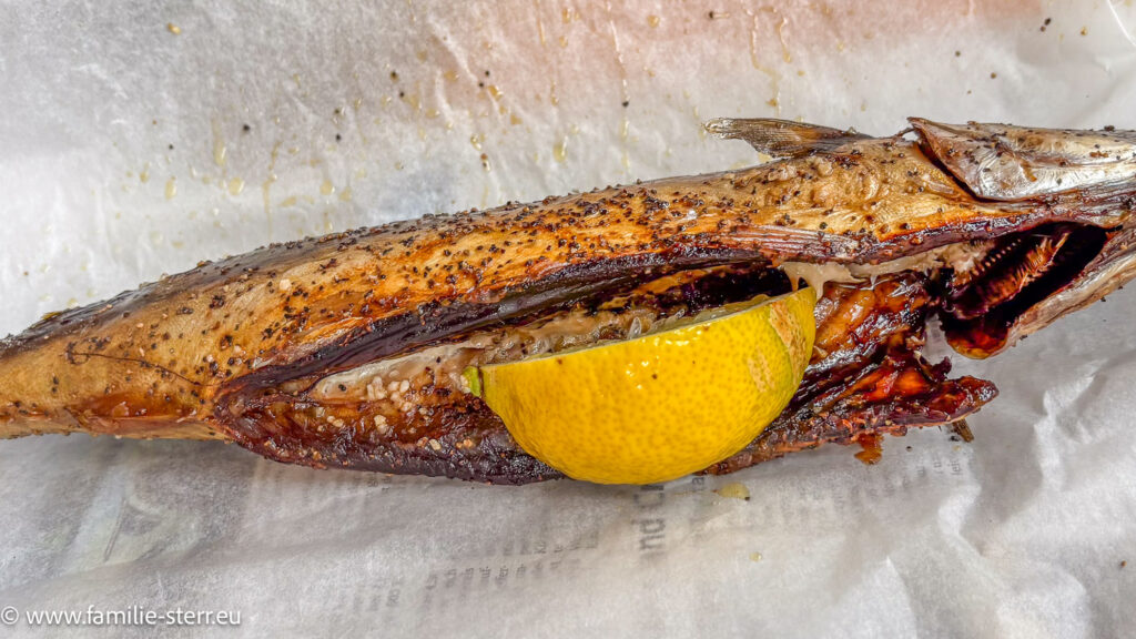 Ein Steckerlfisch (Makrele) beim Sommerfest der Feuerwehr Dietersheim bei Eching im Jahr 2025