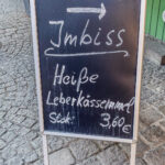 Schild "heiße Lebeerkäsesemmel 3,60" am Viktualienmarkt in München