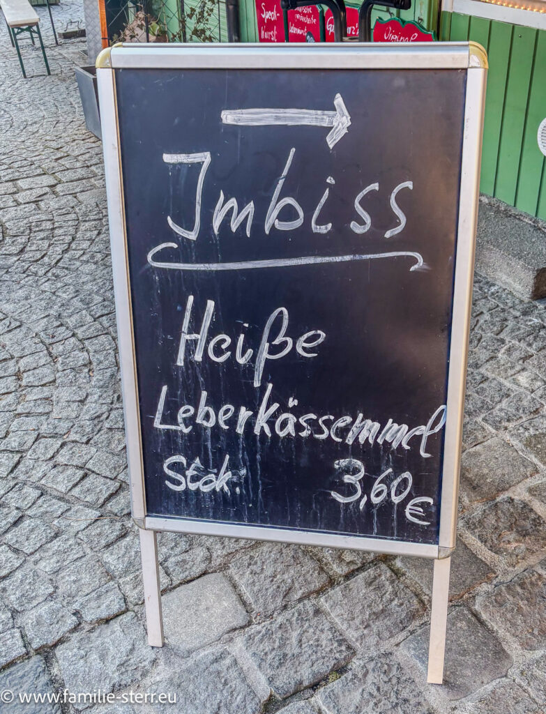 Schild "heiße Lebeerkäsesemmel 3,60" am Viktualienmarkt in München