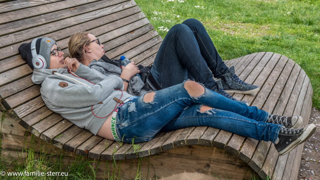 Katharina und Melanie auf einer Liege auf der Blumeninsel Mainau