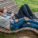 Katharina und Melanie auf einer Liege auf der Blumeninsel Mainau