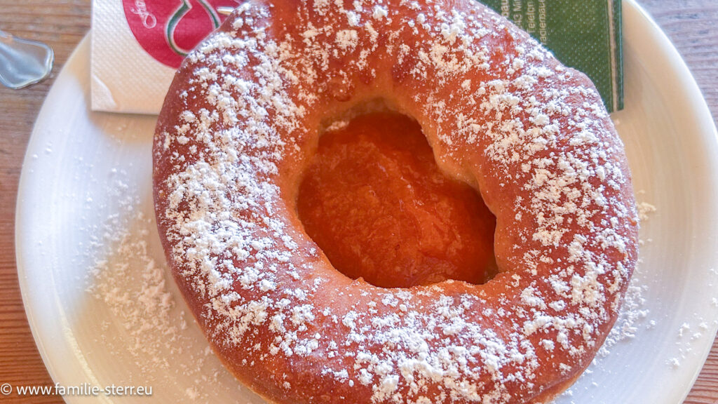 ein frischer, warm servierter Bauernkrapfen mit hausgemachter Marillenmarmelade vom Radlerbauernhof Moser in Mitterkirchen im Machland