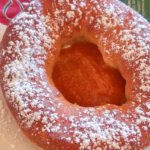 ein frischer, warm servierter Bauernkrapfen mit hausgemachter Marillenmarmelade vom Radlerbauernhof Moser in Mitterkirchen im Machland