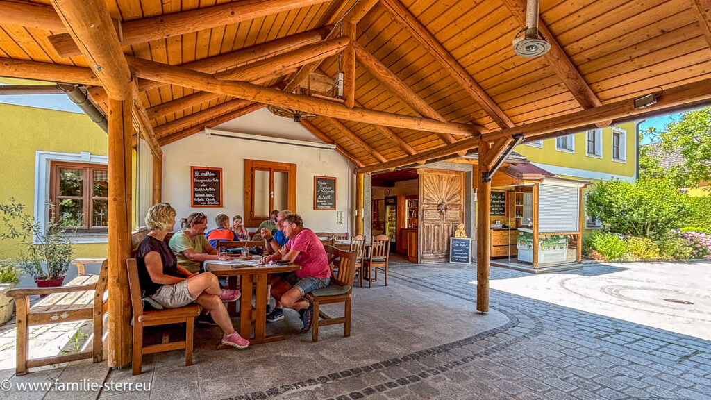 Gäste sitzen beim Mostheurigen beim Radlerbauernhof Moser in Mitterkirchen