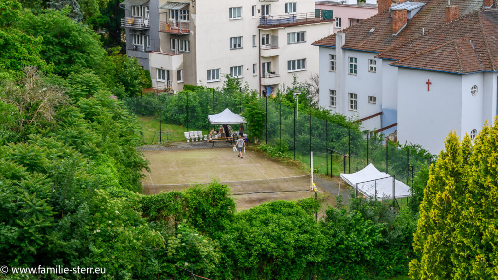 kleiner Tennisplatz in Brno / Tschechien mit ganz besonderen, außergewöhnlichen VIP- Sitzplätzen am Rande der Anlage
