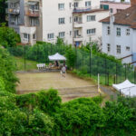 kleiner Tennisplatz in Brno / Tschechien mit ganz besonderen, außergewöhnlichen VIP- Sitzplätzen am Rande der Anlage