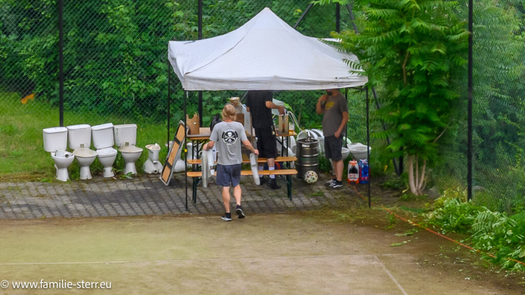 kleiner Tennisplatz in Brno / Tschechien mit ganz besonderen, außergewöhnlichen VIP- Sitzplätzen am Rande der Anlage
