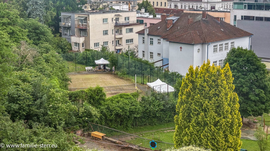 kleiner Tennisplatz in Brno / Tschechien mit ganz besonderen, außergewöhnlichen VIP- Sitzplätzen am Rande der Anlage