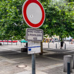 Verkehrsschild, bei dem es aus dem Masten dampft