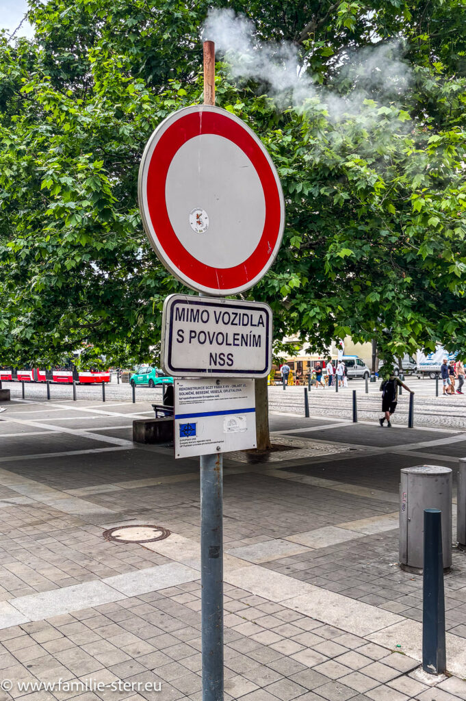 Verkehrsschild, bei dem es aus dem Masten dampft