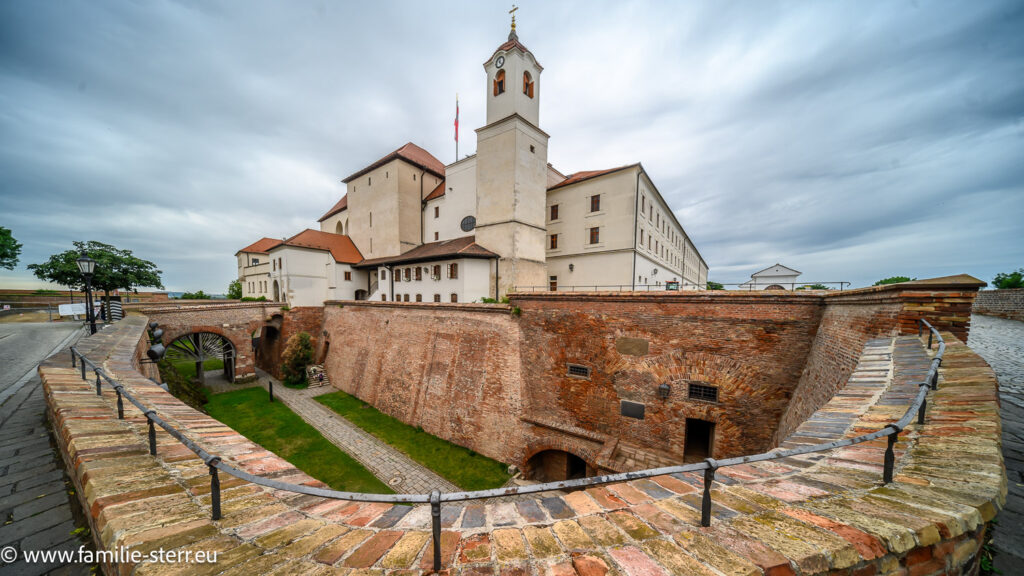 Blick auf die Festung Spielberk in Brno bei starker Bewölkung