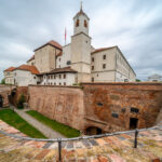 Blick auf die Festung Spielberk in Brno bei starker Bewölkung