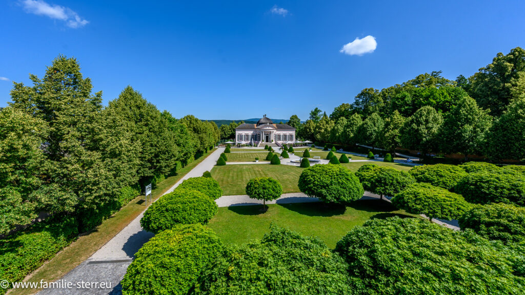 Blick von der Aussichtsplattform des Museums Stift Melk über den Park zum Barockpavillon an einem strahlenden Sommertag mit einer kleinen Schönwetterwolke am Himmel
