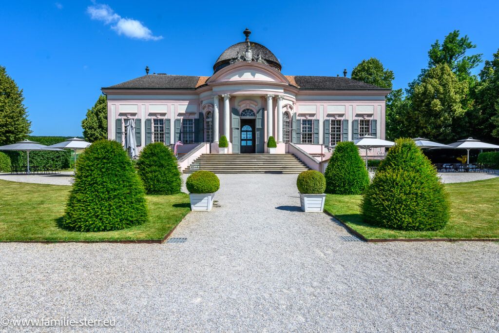der Gartenpaviilon im Park von Stift Melk in Niederösterreich vor einem tiefblauen Himmel